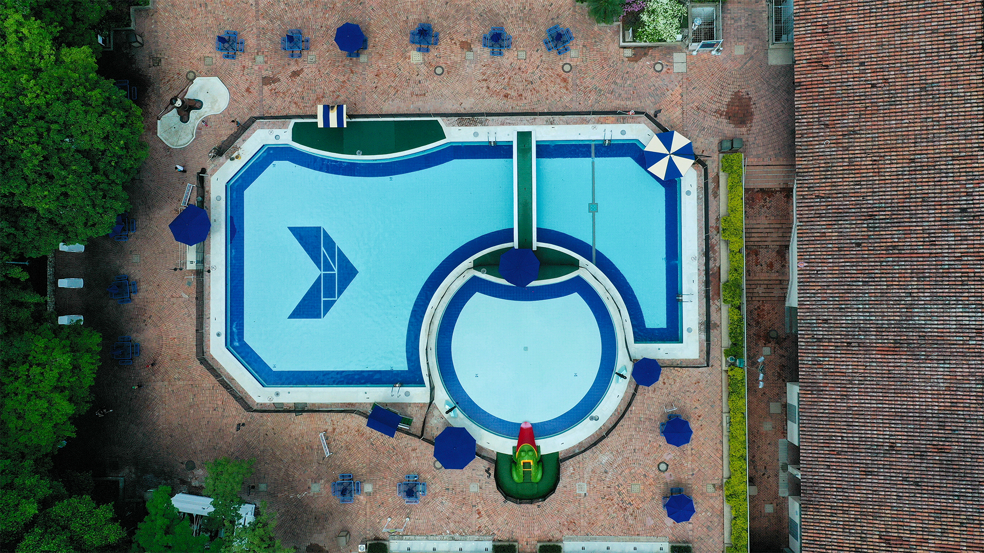 piscina con el logo de colsubsidio desde arriba