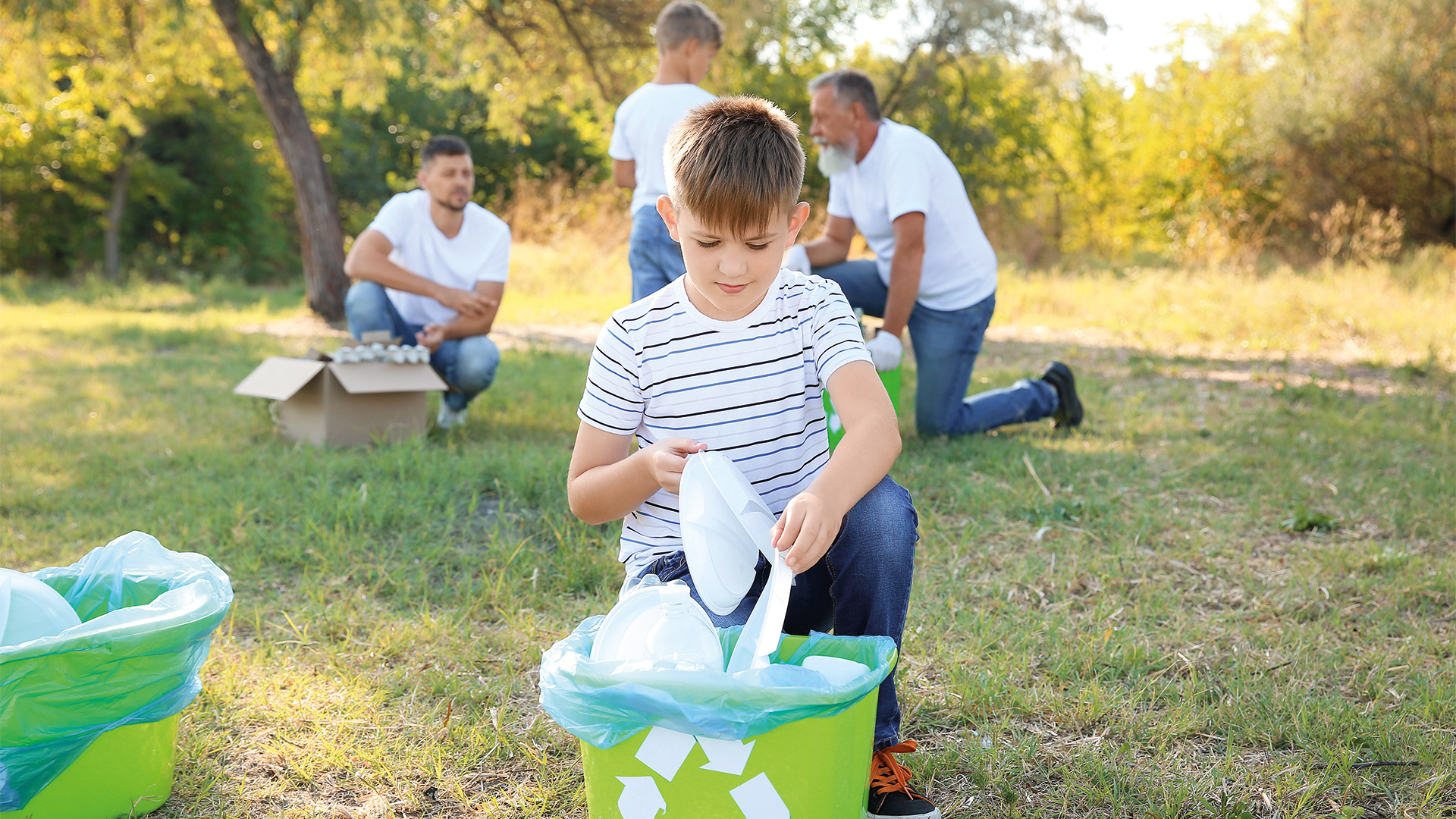 niños y personas reciclando cuidando el medio ambiente