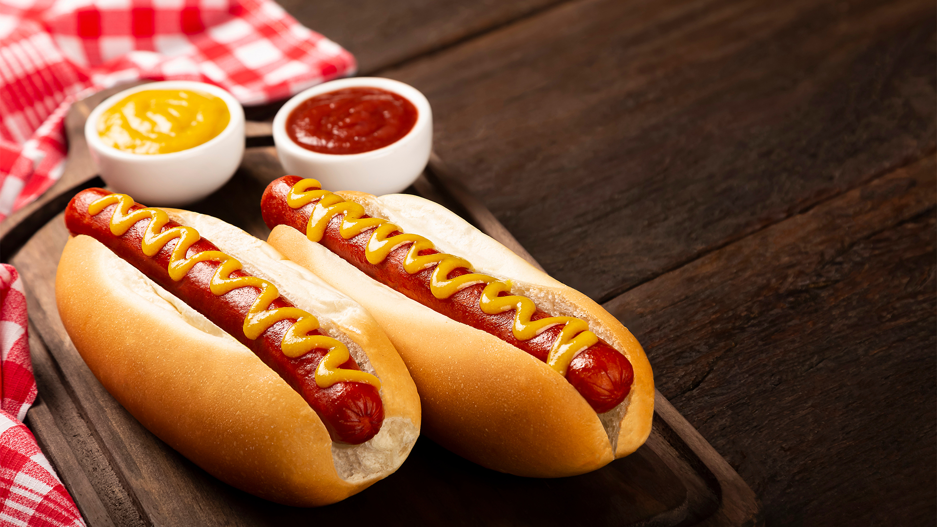 hot dogs con ketchup y mayonesa piscilago