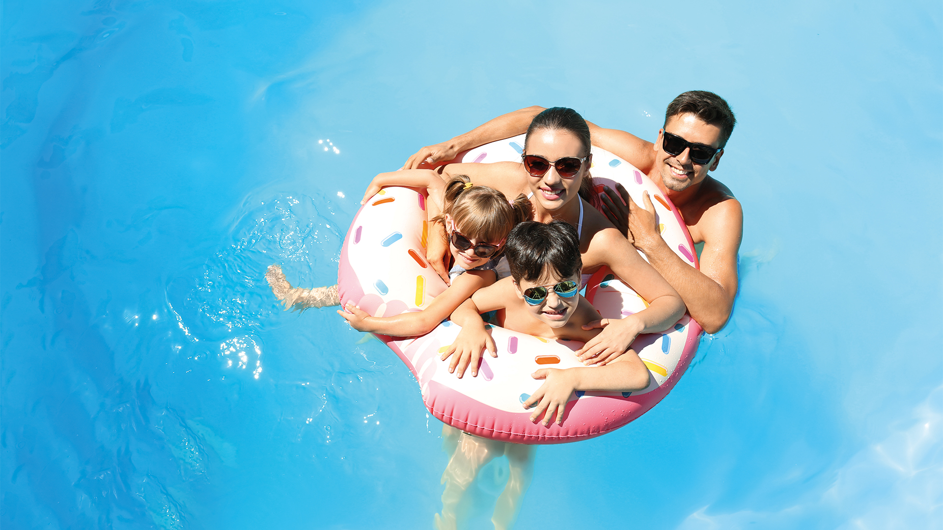 familia tomando sol en piscina piscilago