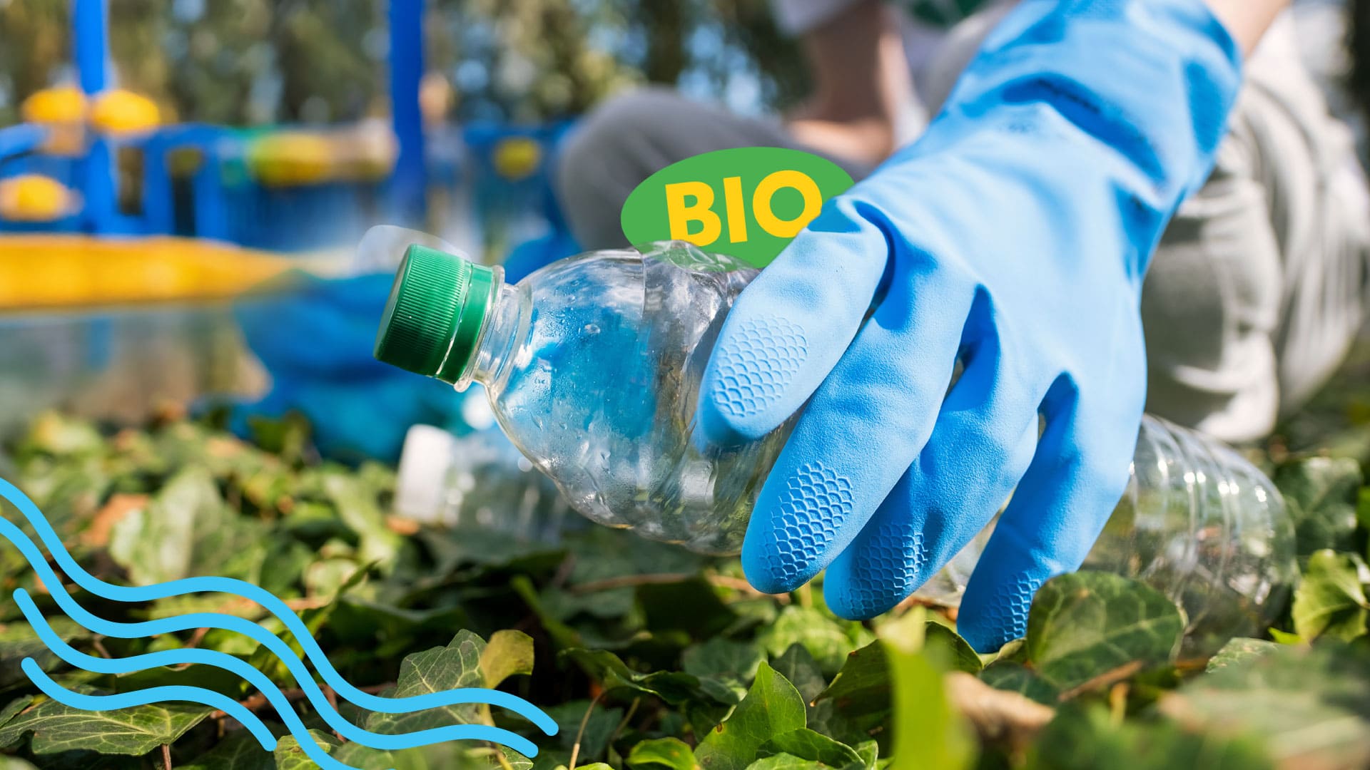 Una persona reciclando botellas de plástico