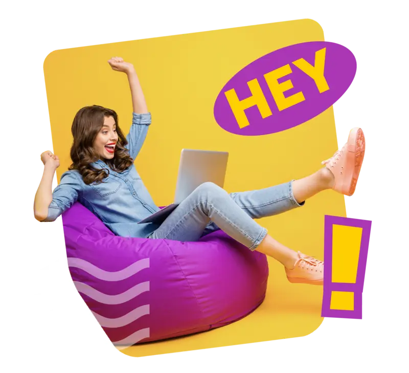 Una mujer sentada en un puff, revisando los beneficios de Piscilago en su laptop