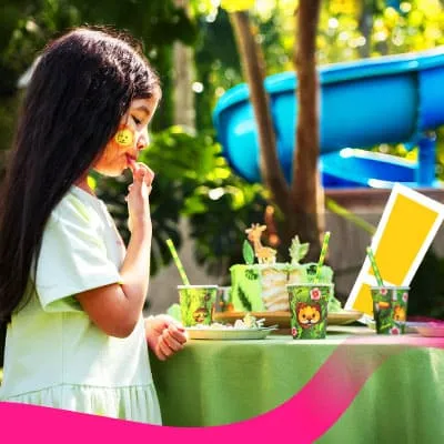Una niña comiendo torta en su cumpleaños
