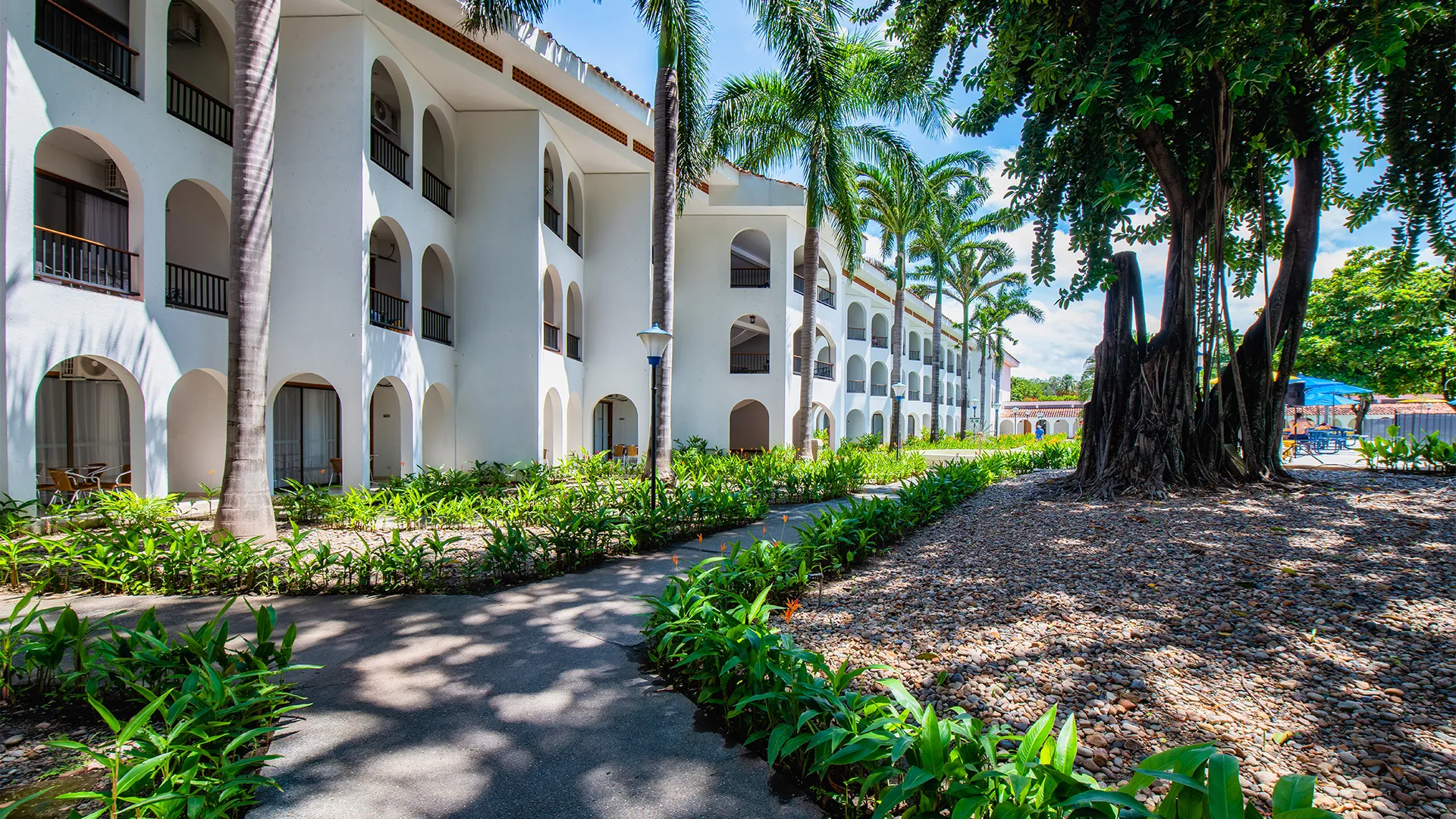 Fotografía a las afueras del Hotel Peñalisa de Colsubsidio