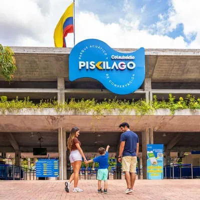 Una familia frente a la entrada de Piscilago