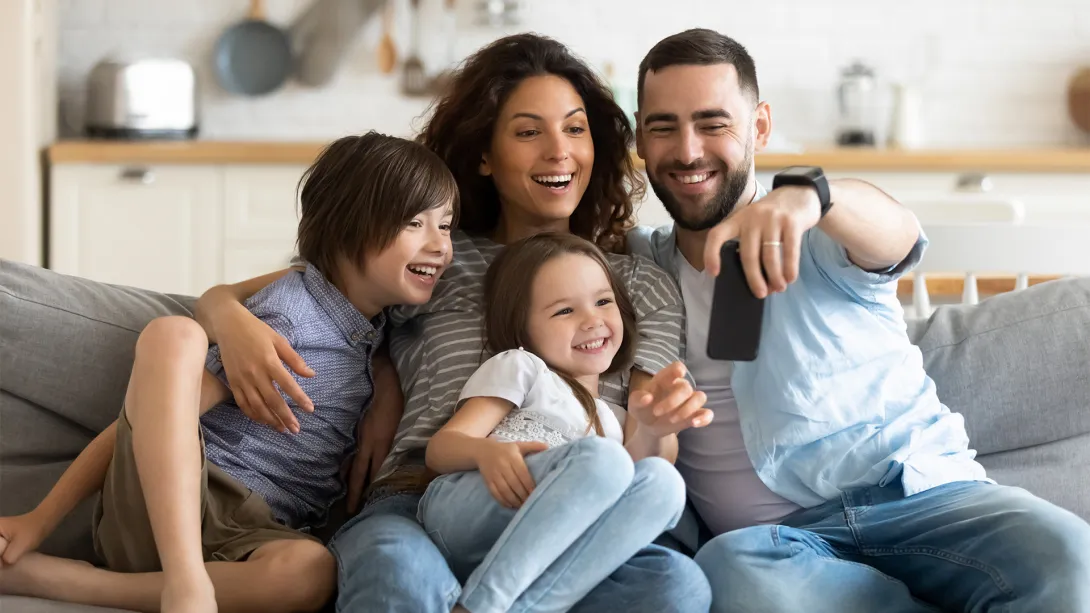 familia en un sofa gestionando entrada a piscilago