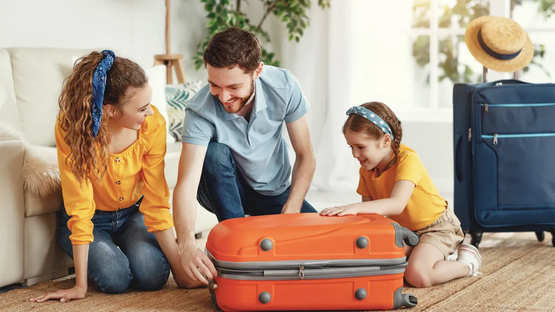 familia armando maleta para viajar a piscilago