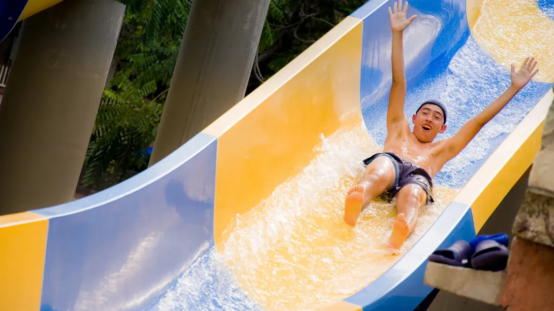 Un joven disfrutando en la atracción Piscigiros de Piscilago